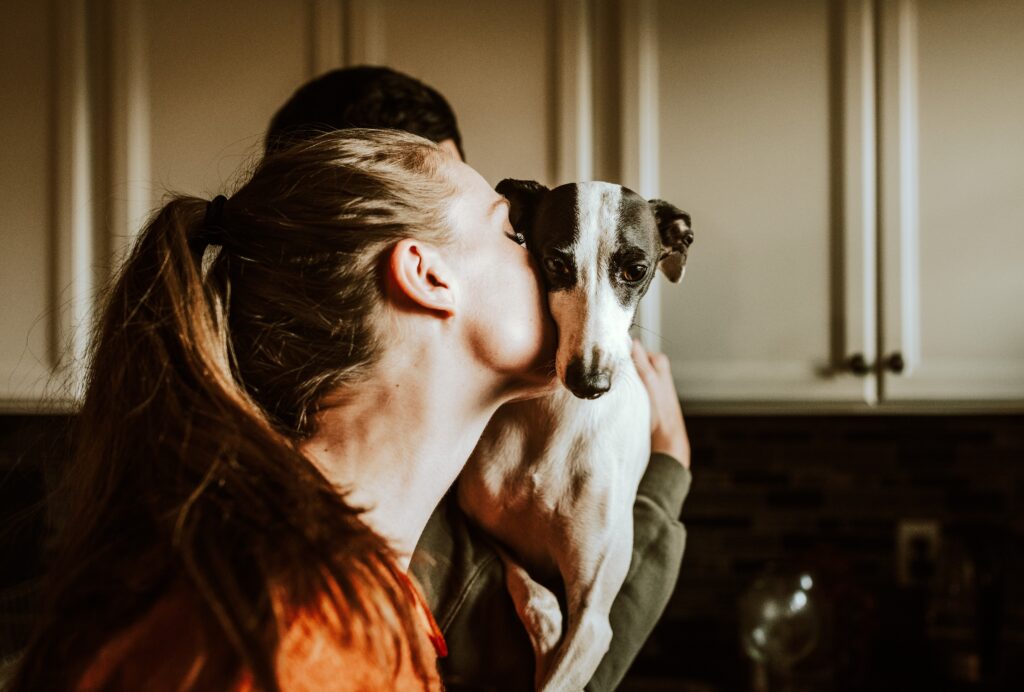 jeune femme embrassant chien vermifuge